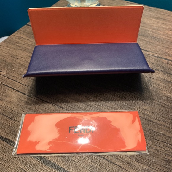 Fendi case with cleaning cloth - Picture 3 of 5